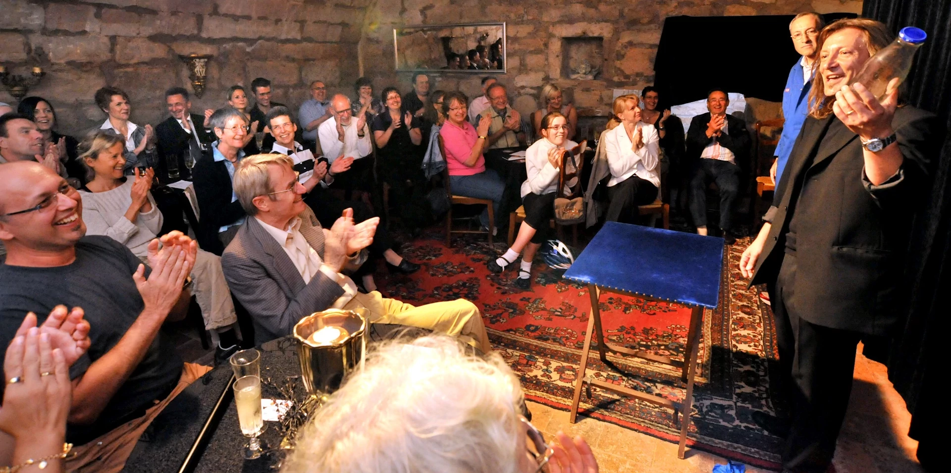 Der Zauberkeller mit staunendem Publikum